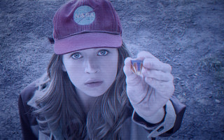 Woman hat cigarette surprised blueeyes - assemblage free wallpaper