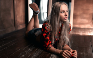 Woman lying crossed portrait jewelry - a hair dryer free wallpaper