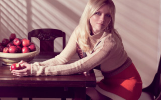 Woman sitting table bowl apples - a woman sitting free wallpaper