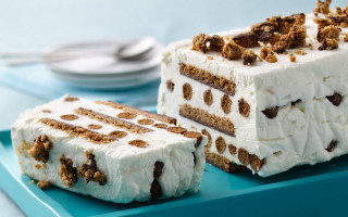 Cake white frosting walnuts blue - a fork free wallpaper for desktop