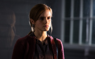 Woman red jacket hologram dark - les automatiste free wallpaper