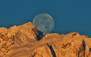 Full moon mountain desert night - a clear blue sky free wallpaper