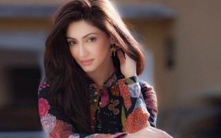 Woman longhair colorfulshirt posing ellaguru - her hand free wallpaper