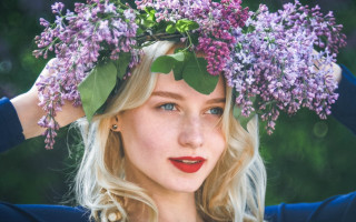 Woman flower wreath blue eyes - her lip free wallpaper