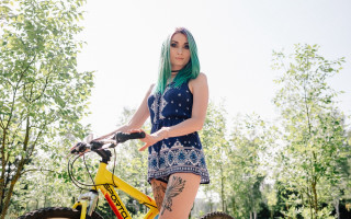 Green hair bicycle outdoors portrait - arbeitsrat für kunst free wallpaper for desktop