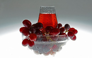 Glass bowl grapes liquid reflection - a glass bowl free wallpaper