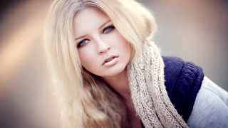Blonde woman fur coat serious - the camera free wallpaper for desktop