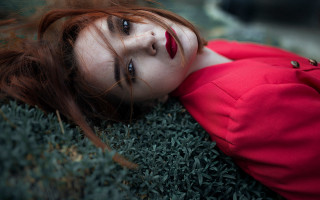 Red hair woman laying outdoors - her eye free wallpaper for desktop