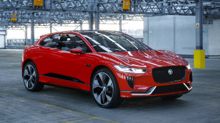 Red car yellow light traffic - xf iq4 free wallpaper