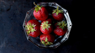 Bowl strawberries dark surface top - a bowl of strawberries free wallpaper