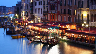 Boats docked city night lights - a restaurant free wallpaper