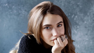 Woman ring blue background portrait - chernik free wallpaper for desktop