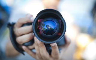 Camera lens reflection blurry background - a camera len free wallpaper