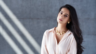 Woman pinkshirt goldnecklace fashion portrait - a pink shirt free wallpaper for desktop