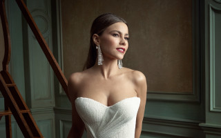 Elegant white dress green walls - a picture in a room free wallpaper for desktop