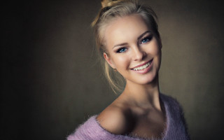 Woman ponytail smiling sweater bow - a ponytail free wallpaper