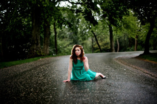 Woman sitting road rain green 2 - an umbrella free wallpaper