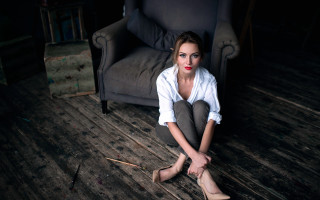 Woman sitting barefoot cane portrait - her foot free wallpaper