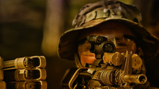 Soldier machinegun helmet camera flashlight - a flashlight free wallpaper for desktop