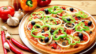 Pizza peppers onions table knife 2 - a pizza free wallpaper