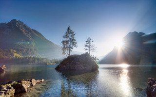 Lake mountains trees sun rock - anamorphic len free wallpaper for desktop