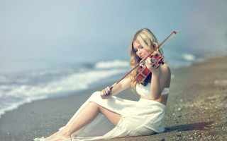 Woman beach violin blonde sand 2 - a violin free wallpaper for desktop