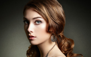 Woman necklace earrings serious blue - head and shoulders portrait free wallpaper for desktop