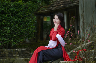 Woman red white dress sitting 4 - cao zhibai free wallpaper