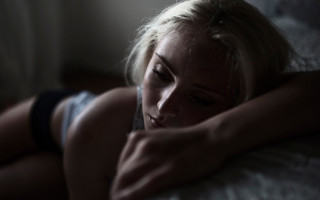 Woman lying bed portrait fiona - the bed free wallpaper for desktop