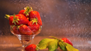 Strawberries bowl green leaf raindrop - a glass bowl free wallpaper