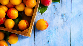 Wooden box ripe peaches blue - a wooden box free wallpaper