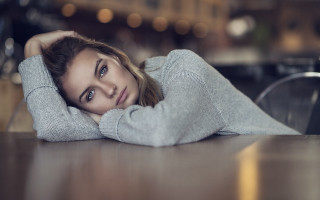 Woman smiling portrait indoor bokeh - free portrait wallpaper for desktop