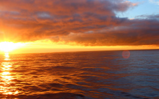 Sunset ocean boat clouds horizon 3 - a sunset over the ocean free wallpaper