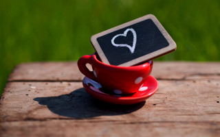 Red cup chalkboard wooden table - a chalkboard free wallpaper