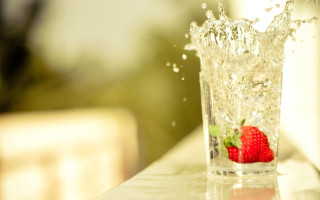 Strawberry splash water glass food - a glass of water free wallpaper