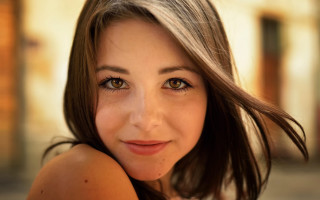 Smiling woman building background blurry - the street free wallpaper for desktop