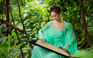 Woman green dress playing music - chen jiru free wallpaper