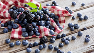 Blueberries blackberries checkered cloth wooden - cloth free wallpaper
