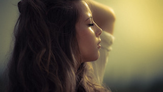 Woman longhair cellphone brushing florianne - a brush free wallpaper