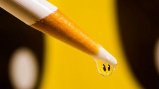 Toothbrush water drop yellow background - a drop of water free wallpaper for desktop