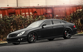 Black car traintrack redcontainers building - a black car free wallpaper