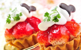 Dessert plate strawberries fofork blurry - a fork free wallpaper