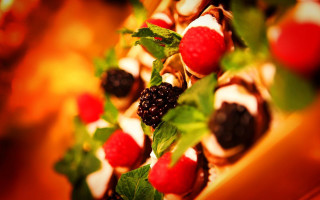 Berry leaves garnish tiltshift cake - delaunay free wallpaper for desktop
