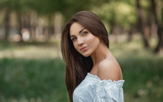 Romantic portrait woman park bokeh - a picture in a park free wallpaper