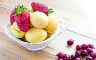 Fruit bowl wooden table grapes - a bowl of fruit free wallpaper