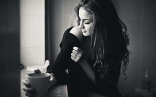 Woman sitting coffee mug blurry - morning free wallpaper for desktop