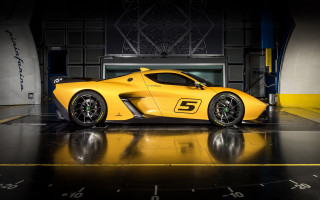 Yellow sports car garage clock - a door in the background free wallpaper for desktop