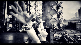 Man reaching shelf store hands - the air free wallpaper