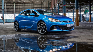 Blue car garage reflection photorealism - a blue car free wallpaper for desktop
