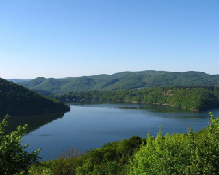 Lake mountains trees sunny day 2 - alen divi free wallpaper